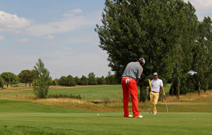 Tipps von Profis können Anfänger beim Golflernen helfen