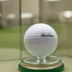 Golfball in einer Vitrine aus Glas (NF)