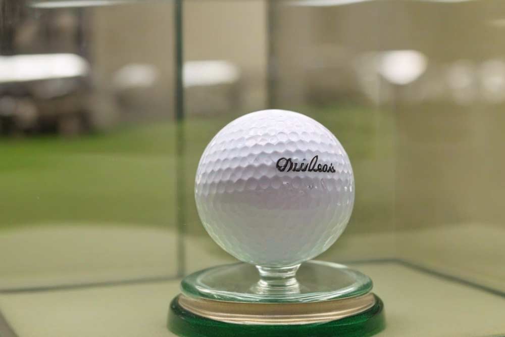 Golfball in einer Vitrine aus Glas (NF)