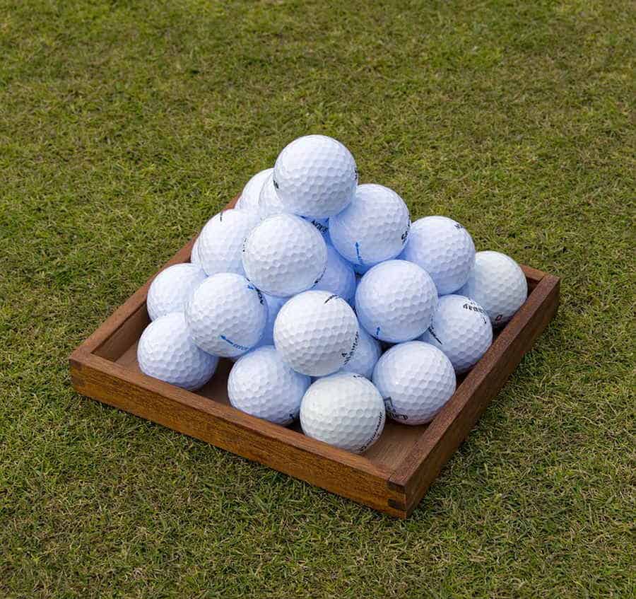 Golfbälle werden aufwendig und hochwertig hergestellt