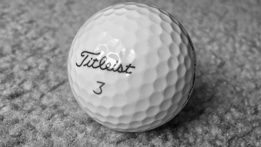 336 Einkerbungen hat ein Standard-Golfball