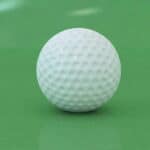 Ein Golfball zeichnet sich durch Dellen aus