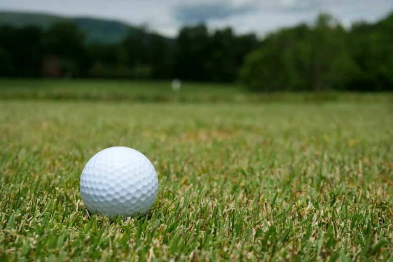 Ein Golfball sollte auch nach dem eigenen Handicap ausgewählt werden