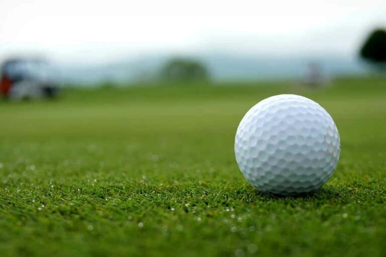 Die Haltbarkeit eines Golfballs hängt von dessen Qualität und Gebrauch ab