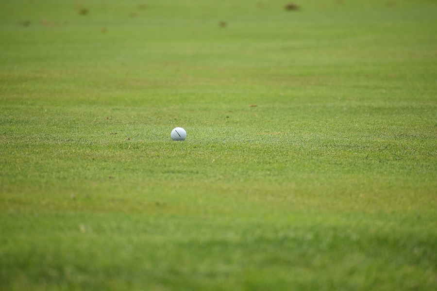 Ein Golfball kann etwa 100 bis 150 Meter weit und 30 bis 40 Meter hoch fliegen