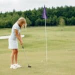 Golfkleid in Weiß bei einer Golfspielerin (depositphotos.com)