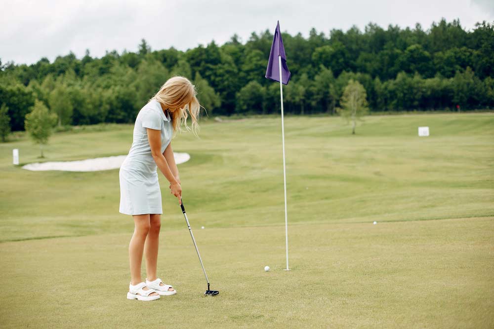 Golfkleid in Weiß bei einer Golfspielerin (depositphotos.com)
