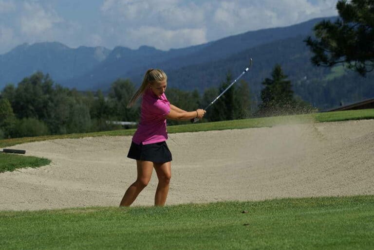 Ein Golf Outfit für Damen mit Rock