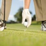 Golfer mit Golfhose beim Abschlag (depositphotos.com)