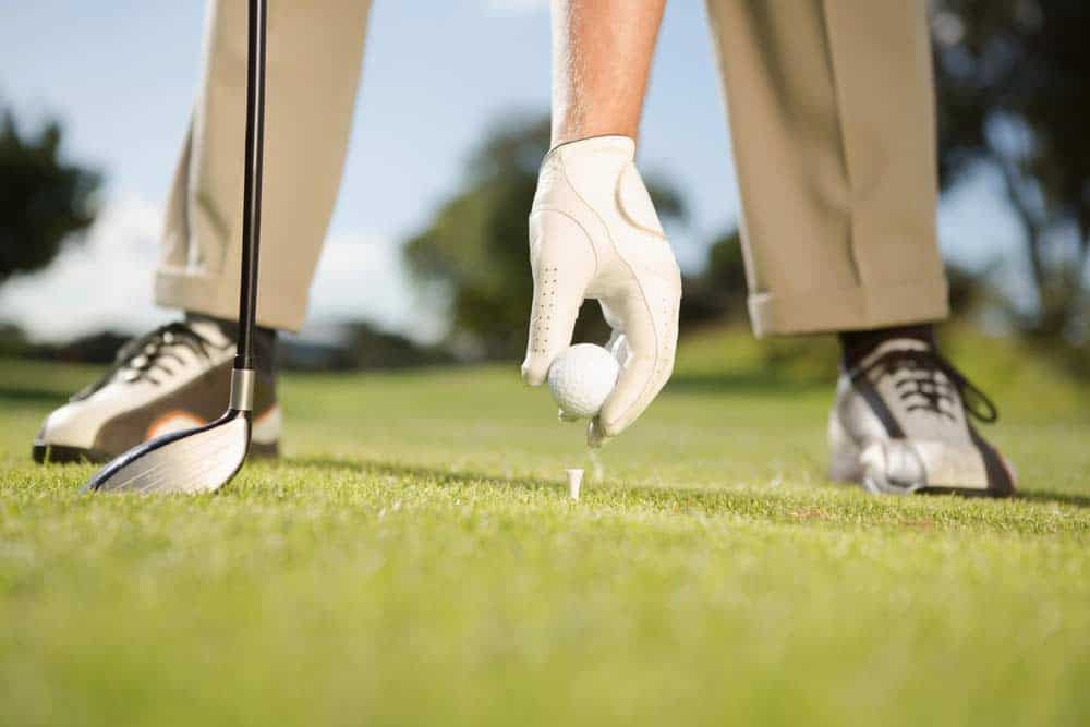 Golfer mit Golfhose beim Abschlag (depositphotos.com)
