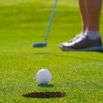 Einlochen beim Golf (depositphotos.com)