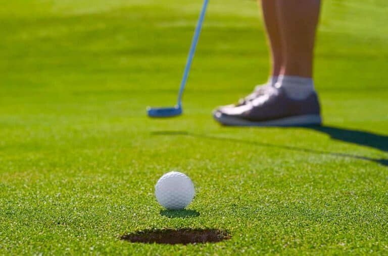 Einlochen beim Golf (depositphotos.com)