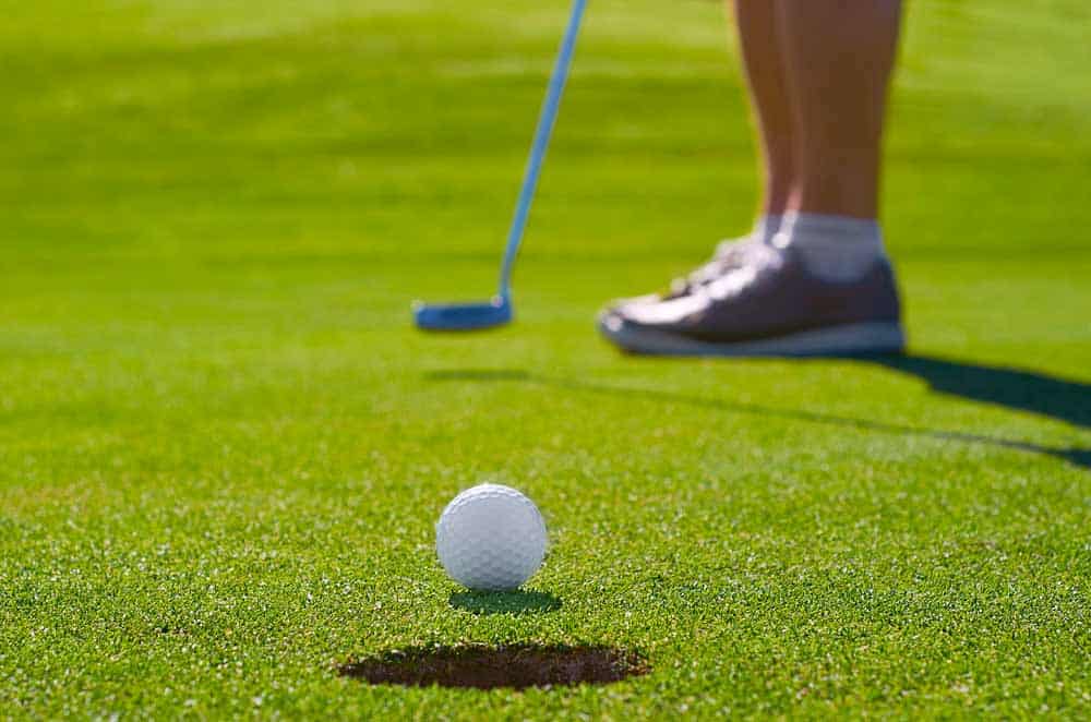 Einlochen beim Golf (depositphotos.com)
